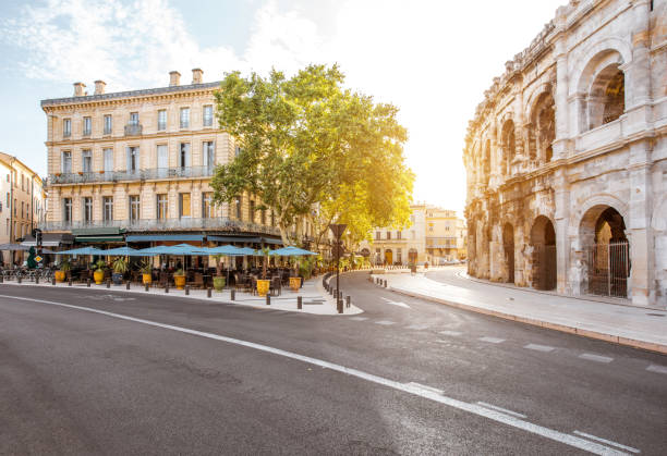 город ним на юге франции - nimes стоковые фото и изображ�ения