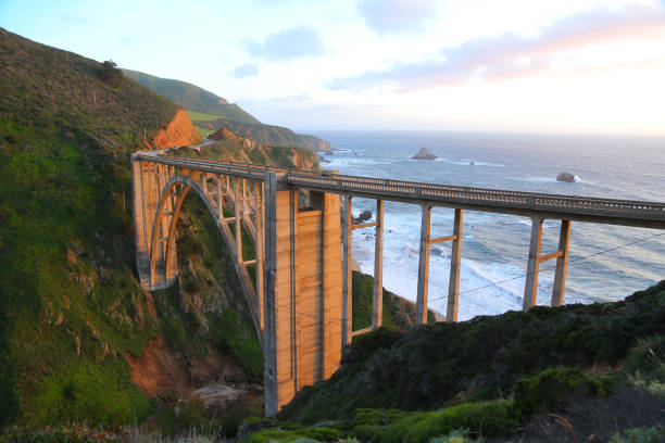 ponte de bixby creek ao pôr-do-sol - pacific coast highway - fotografias e filmes do acervo