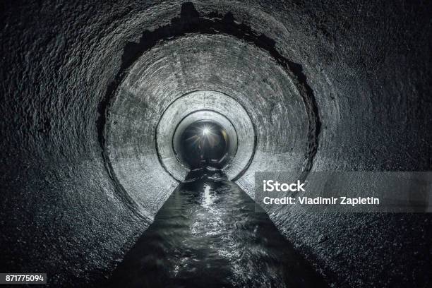 Fiume Sotterraneo Che Scorre In Un Tunnel Di Fognatura In Cemento Rotondo Collettore Fognario - Fotografie stock e altre immagini di Liquami