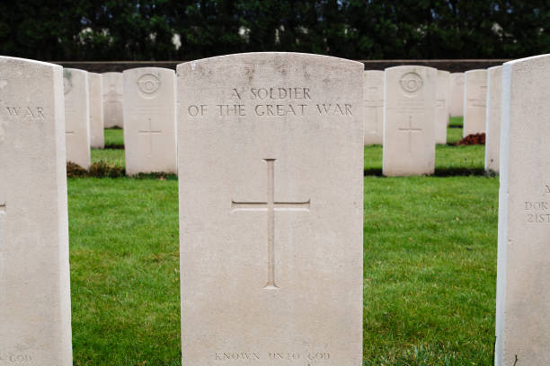 ramscappelle road military cemetery - flanders war grave war memorial imagens e fotografias de stock