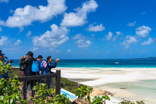 menschen auf hill inlet lookout aussichtsplattform - activity asia atmosphere beach stock-fotos und bilder