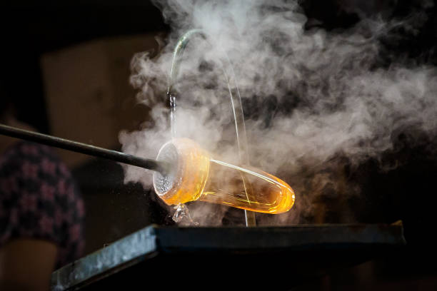 ガラス職人がガラス、冷却水の一部を形成します。 - glass blower ストックフォトと画像