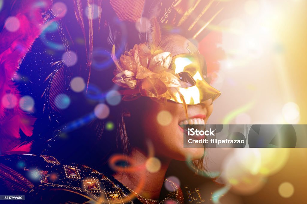 Vistiendo traje de carnaval mujer brasileña - Foto de stock de Carnaval - Evento de celebración libre de derechos