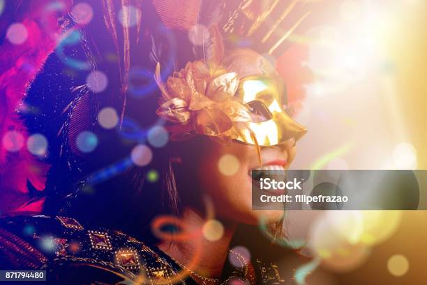 Vistiendo Traje De Carnaval Mujer Brasileña Foto de stock y más banco de imágenes de Carnaval - Evento de celebración - Carnaval - Evento de celebración, Máscara - Disfraz, Disfraz