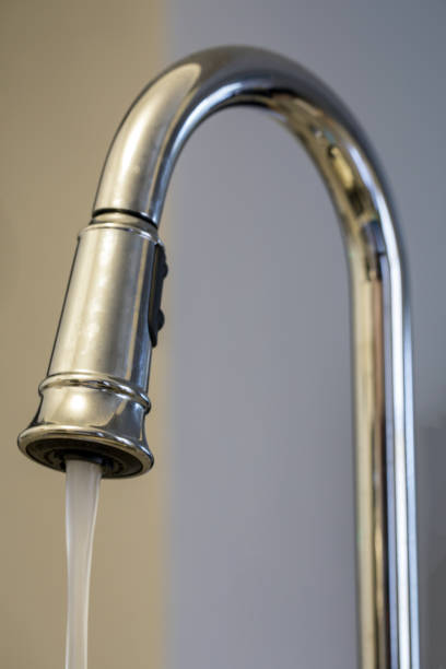 sink faucet - sink drain plumber domestic kitchen imagens e fotografias de stock