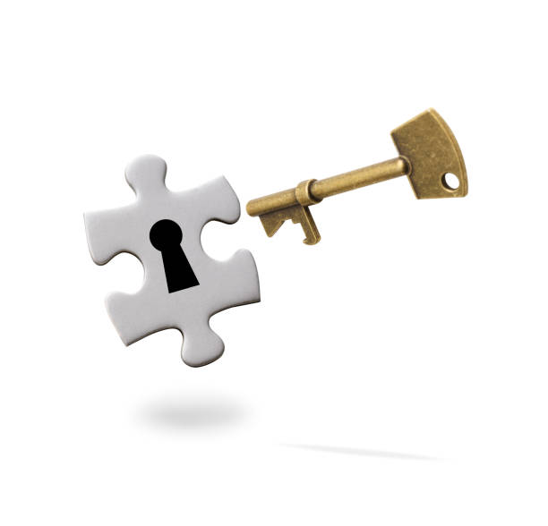 inserimento di una chiave di scheletro antica nel buco della serratura di un puzzle vuoto - business relationship skeleton key key puzzle foto e immagini stock