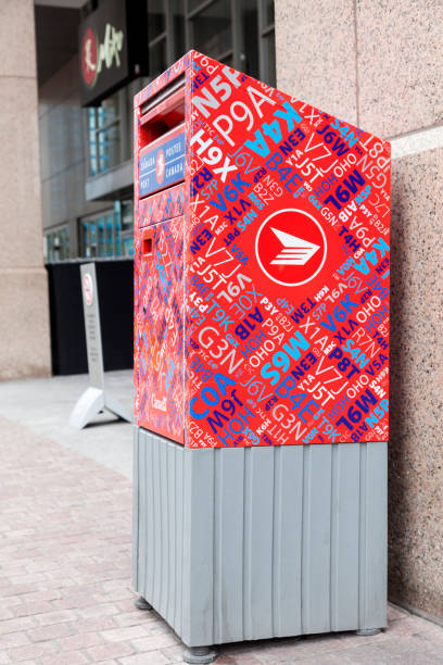 Mini Canada Post Box 30+ Canada Post Box fotos de stock, imagens e fotos royalty-free - iStock