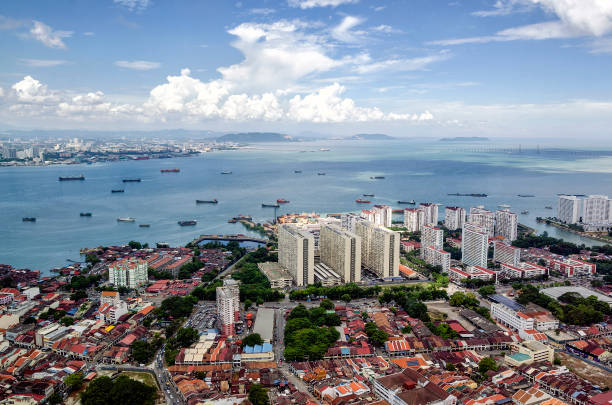 vista aérea da cidade de george do the top komtar em penang, malásia - smog city pollution town - fotografias e filmes do acervo