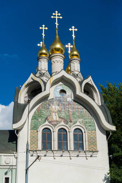 patriarchal compound of holy trinity seraphim-diveevo convent in moscow, russia - patriarchal cross imagens e fotografias de stock