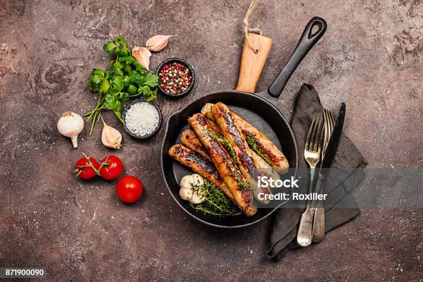 Photo libre de droit de Saucisses Grillées Avec Sauce banque d'images et plus d'images libres de droit de Saucisse - Saucisse, Poulet - Viande blanche, Mets salés