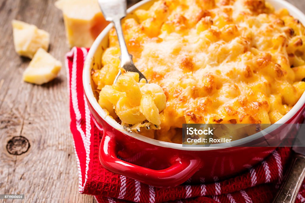 Mac and cheese, american style pasta Mac and cheese, american style macaroni pasta in cheesy sauce Macaroni and Cheese Stock Photo