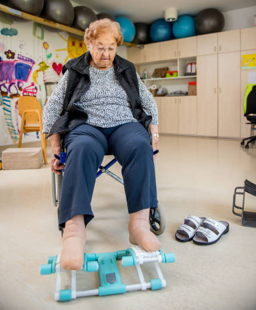istock Senior Woman Doing a Physiotherapy Leg Exercise in Retirement Home 871901596