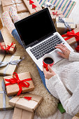 frau-online-shopping-mit-kreditkarte-erforderlich.jpg?b=1&s=170x170&k=20&c=xQQaIj47ztZhUoVqNSThAvRySpcatdrTBA6xLc8uv2U=