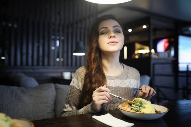 istock Beautiful girl in a cafe 871927032