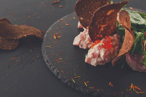 グルメ シーフード スナック黒プレートにクローズ アップ - plank bread caviar close up ストックフォトと画像