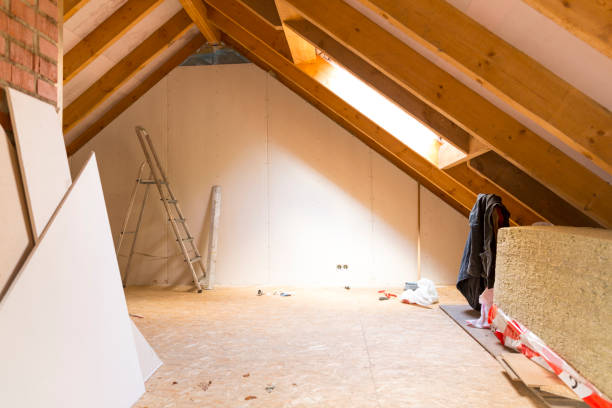 ansicht der dachboden renovierung und bau website mit haufen von rockwool und trockene wand installiert werden vorbereitet - insulation roof attic home improvement stock-fotos und bilder