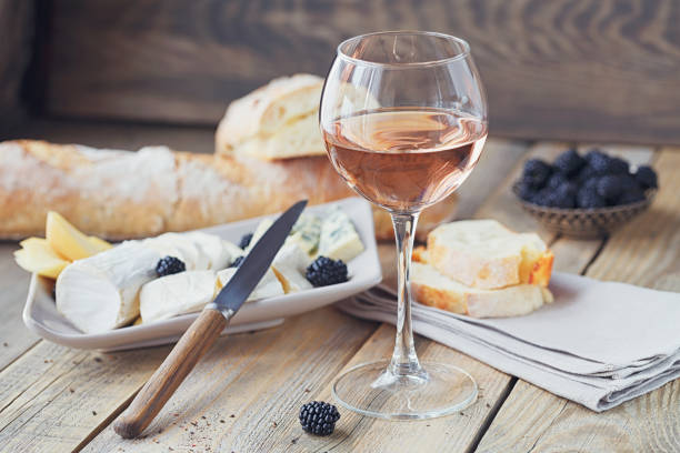 a glass of rose wine served with cheese plate, blackberries and baguette - restaurant food food and drink industry food service occupation imagens e fotografias de stock