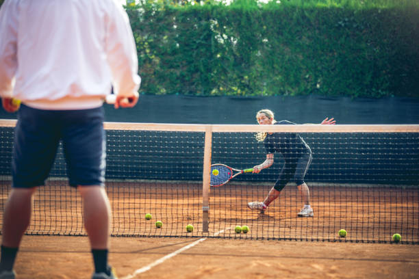 sportswoman 훈련 테니스 테니스 명령 - tennis court sports training tennis net 뉴스 사진 이미지