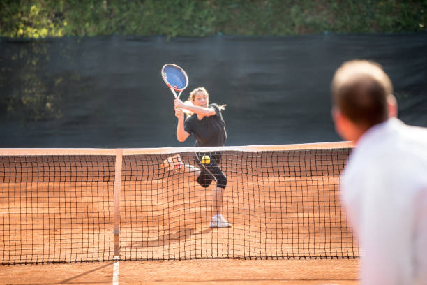 dos personas jugando al tenis - athlete flying tennis recreational pursuit fotografías e imágenes de stock