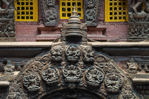 l'architettura del buddha del tempio d'oro a patan, in nepal. - changu narayan temple foto e immagini stock
