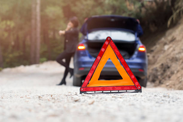 problemi d'auto, triangolo di avvertimento rosso! - roadside emergency foto e immagini stock