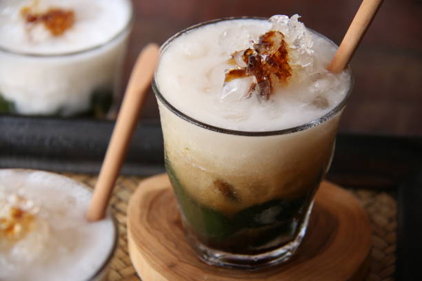 es daluman, балийский десертный напиток из травяного желе с кокосовым молоком и пальмовым сахарным сиропом - luxury milk dinner glass стоковые фото и изображения