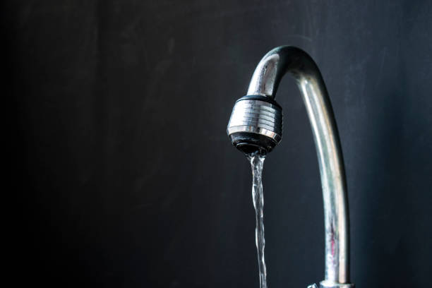 wasser fließt aus geöffneten wasserhahn - valve water pipe leaking faucet stock-fotos und bilder
