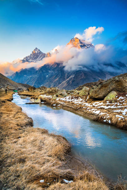 coucher de soleil à tapovan, uttarakhand - himalayas photos et images de collection