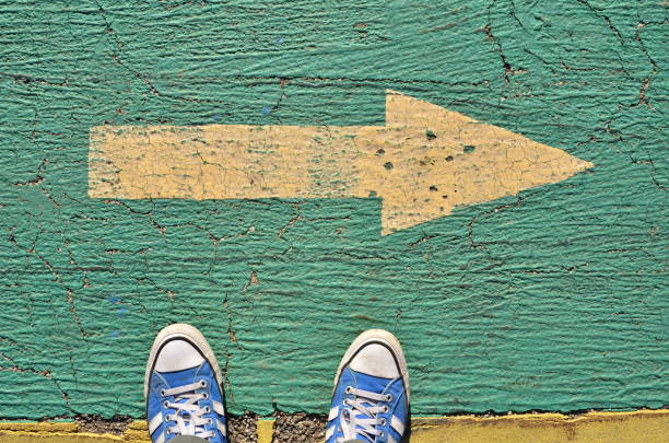 istock Blue sneakers and right arrow 871988704