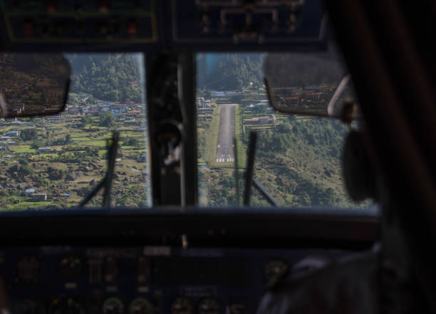 avion atterrissant sur une courte bande - lukla photos et images de collection