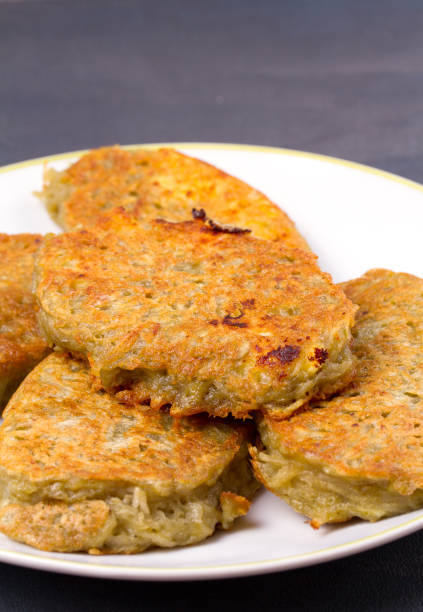 placki ziemniaczane wypełnione serem. placki warzywne nadziewane serem. latkes na białej płycie - hash brown gold food vegetable zdjęcia i obrazy z banku zdjęć