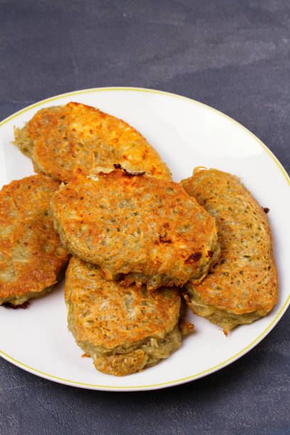 placki ziemniaczane wypełnione serem. placki warzywne nadziewane serem. latkes na białej płycie - hash brown gold food vegetable zdjęcia i obrazy z banku zdjęć