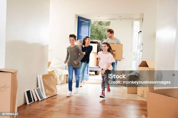 Familie Die Boxen In Neues Zuhause Auf Bewegung Tag Stockfoto und mehr Bilder von Familie