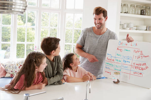 enfants qui reçoivent l’argent de poche après avoir terminé la liste des tâches - chores photos et images de collection