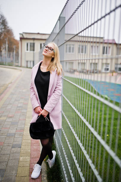 блондинка девушка в очках - fashion street style clothing casual стоковые фото и изображения