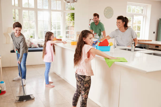 kinder helfen eltern bei der hausarbeit in der küche - sibling brother family with three children sister stock-fotos und bilder