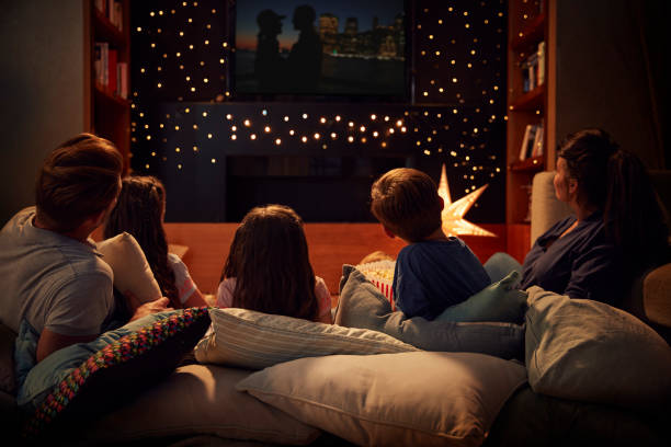 familia disfrutando juntos noche de cine en casa - family television watching watching tv fotografías e imágenes de stock
