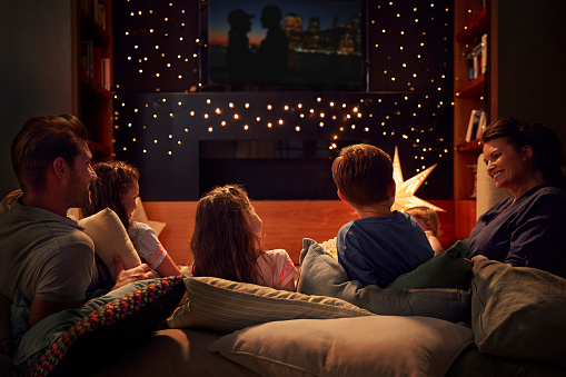 Familia disfrutando juntos noche de cine en casa photo