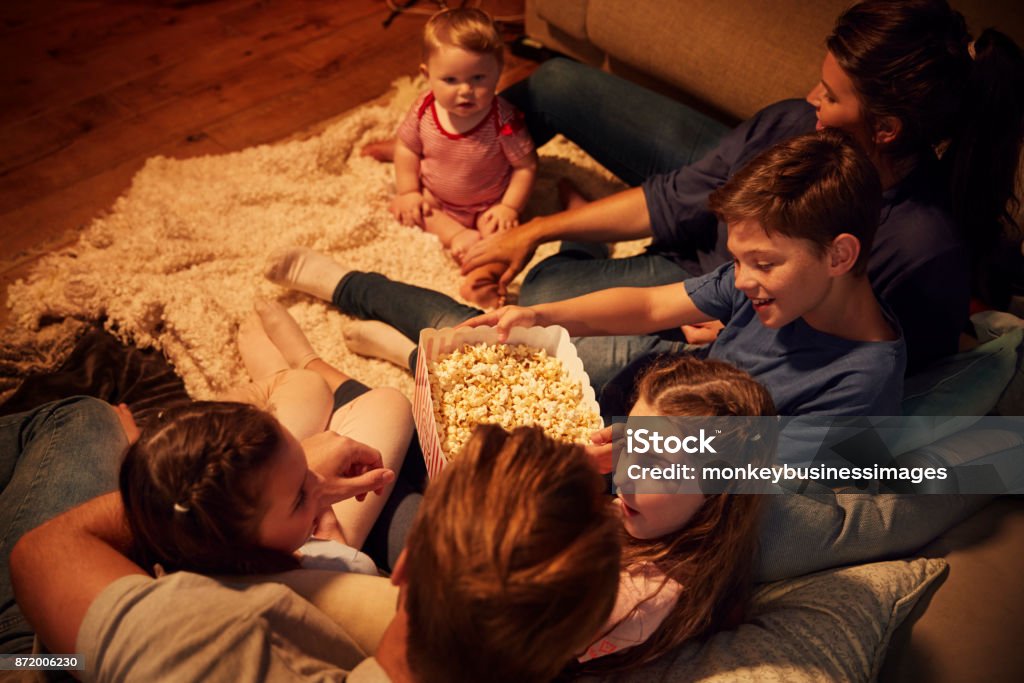 Draufsicht der Familie Filmabend zu Hause gemeinsam genießen - Lizenzfrei Familie Stock-Foto