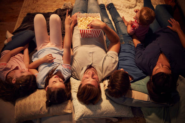 vista aérea de familia disfrutando juntos noche de cine en casa - 6 11 meses fotografías e imágenes de stock