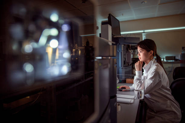 no laboratório estudando fenotipagem - ciência forense - fotografias e filmes do acervo