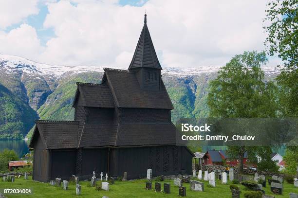 Ve A La Iglesia De Madera De Urnes En Ornes Noruega Foto de stock y más  banco de imágenes de Iglesia de madera - iStock