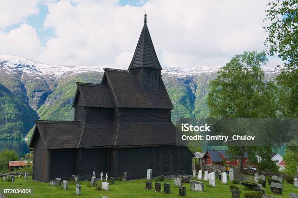 Ve A La Iglesia De Madera De Urnes En Ornes Noruega Foto de stock y más banco de imágenes de Iglesia de madera - iStock Ve A La Iglesia De Madera De Urnes En Ornes Noruega Foto de stock y más banco de imágenes de Iglesia de madera - iStock