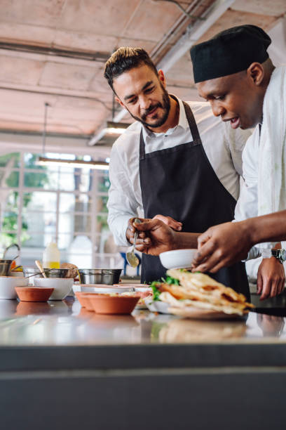 シェフの台所での新しい食品料理 - chef cooking restaurant food service occupation ストックフォトと画像