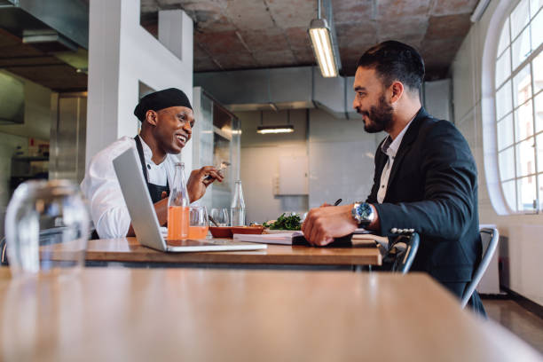 gerente de restaurante, tendo uma conversa com o chef - restaurant review - fotografias e filmes do acervo