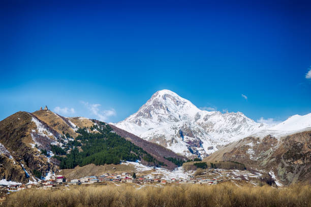 kasbek in georgien - kazbek stock-fotos und bilder
