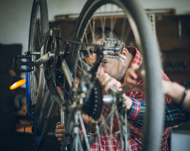 istock Couple repairing bicycle 872049054