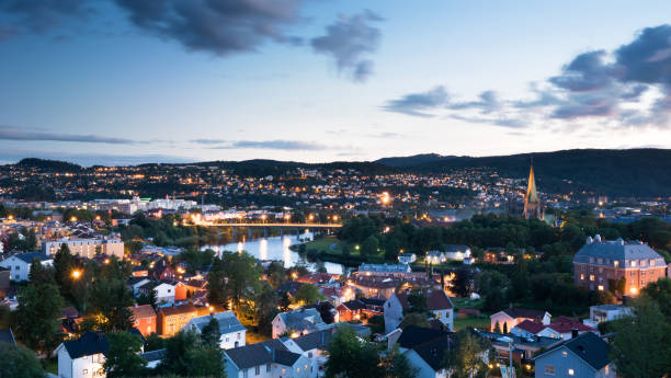 夕暮れ時、夏のノルウェー トロンハイムの市内 - trondheim ストックフォトと画像