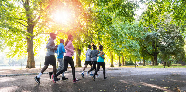 insieme siamo più forti - autumn jogging outdoors running foto e immagini stock