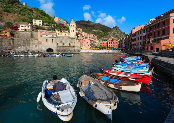 istock Vernazza quay, Cinque Terre 872104640